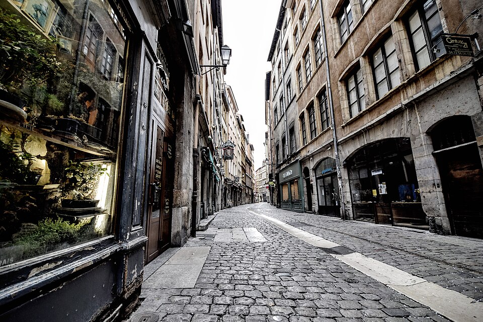 Rue pavée du Vieux Lyon, à quelques pas du salon